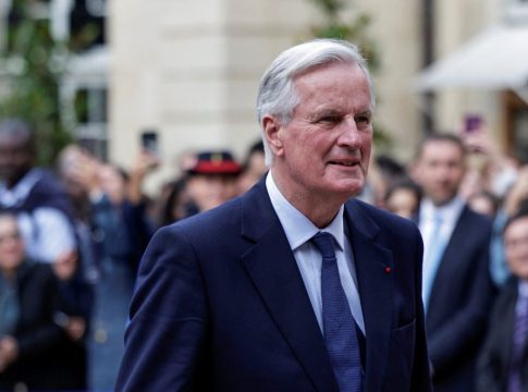 Απαγόρευση της μετανάστευσης, σύνταξη στα 65, τάξη… και ηθική – Το προφίλ του νέου Γάλλου πρωθυπουργού