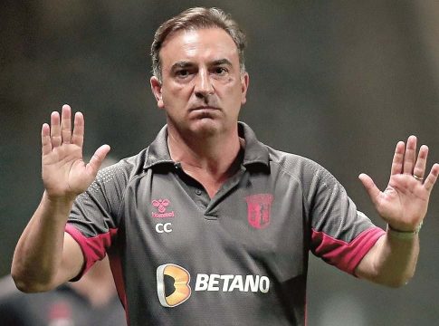 Ο Καρβαλιάλ και τα λευκά μαντήλια από τους οπαδούς (vid)