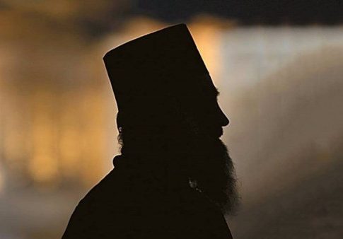 Θεσσαλονίκη: Ιερέας καταδικάστηκε για ενδοοικογενειακή απειλή επειδή πέταξε το φαγητό της πρεσβυτέρας