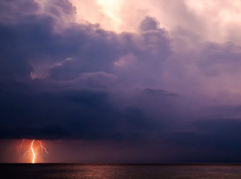 Καιρός: Καλό μήνα με βροχές και καταιγίδες – Άνεμοι έως 6 μποφόρ