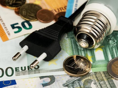 Ηλεκτρικό ρεύμα: Στα 1,4 λεπτά ανά κιλοβατώρα η επιδότηση τον Σεπτέμβριο