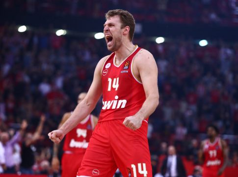 Τα milestone που «κυνηγούν» Ολυμπιακός και Bεζένκοφ κόντρα στην ΑΕΚ