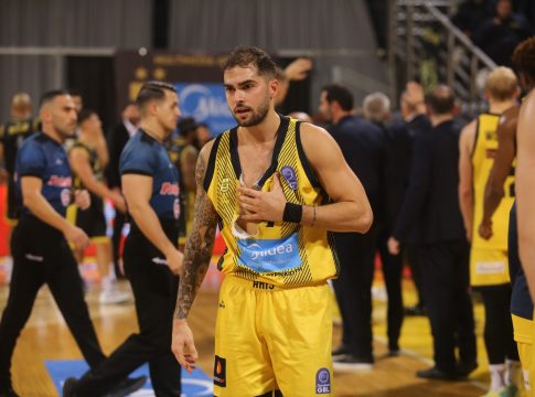 Ο Τολιόπουλος έσκισε τη φανέλα του, μετά το χαμένο σουτ νίκης (vid)