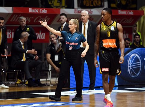 Χαμός στο Προμηθέας-ΑΕΚ: Στα αποδυτήρια οι διαιτητές λόγω συνθημάτων – Ζητήθηκε εκκένωση της κερκίδας της Ένωσης (vids)