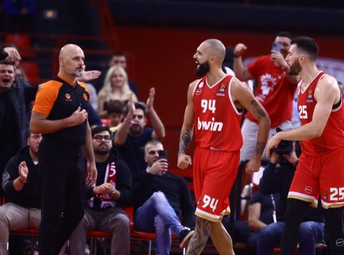 Η παρακάμερα του Ολυμπιακού: Η αποθέωση για τον Βεζένκοφ και τα μεγάλα καλάθια που «τρέλαναν» το ΣΕΦ