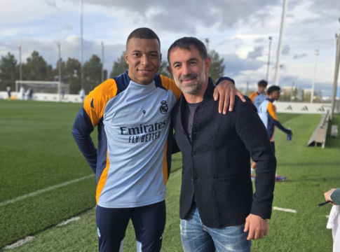 Βρέθηκε στην προπόνηση της Ρεάλ ο Καραγκούνης και μίλησε με Εμπαπέ, Μόντριτς κι Αντσελότι (pic)