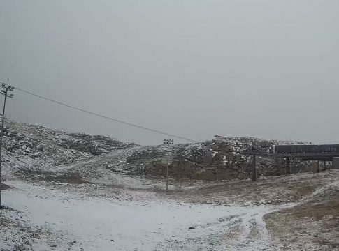 Έπεσαν τα πρώτα χιόνια στον Παρνασσό