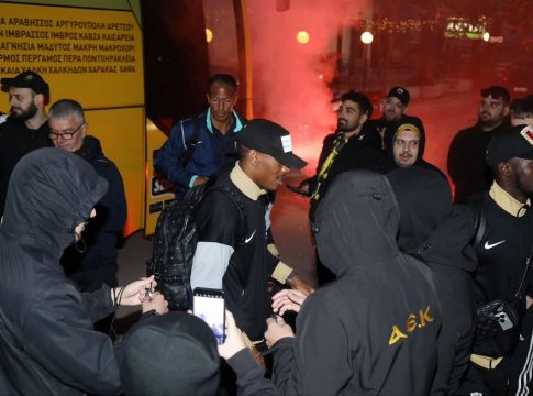 «Θερμή» υποδοχή για την ΑΕΚ στη Λαμία (pics)