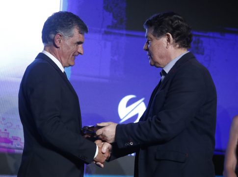 Μεντιλίμπαρ: «Ευχαριστώ τον Ολυμπιακό και το ελληνικό ποδόσφαιρο – Τιμή που παιρνω το βραβείο από τον Ρεχάγκελ» (vids)