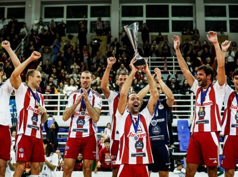 Η απονομή του League Cup στον Ολυμπιακό ONEX – Πανηγυρισμοί με «είσαι στο μυαλό» από τους παίκτες (vids, pics)