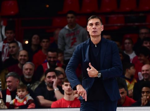 Έπος: Μυθικό μπλουζάκι «Μπαρτζώκας 2025» με την παλάμη του κόουτς αντί για το «5»! (pic)