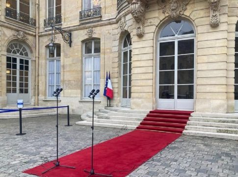 Γαλλία: Θρίλερ με τον διορισμό νέου πρωθυπουργού – Όλα είναι έτοιμα για την τελετή αλλά λείπει το πρόσωπο