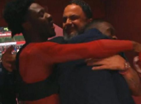 Ο Βαγγέλης Μαρινάκης πανηγύρισε με τους παίκτες τη μεγάλη νίκη της Νότιγχαμ Φόρεστ (vid)