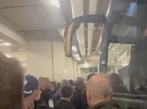 Οπαδοί της ΑΕΚ έκαναν επίθεση στους παίκτες του ΠΑΟΚ – Παρέμβαση των ΜΑΤ (vid)