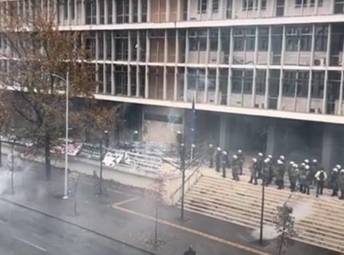 Θεσσαλονίκη: Επεισόδια με μολότοφ έξω από τα Δικαστήρια