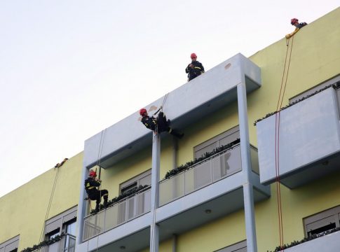 Πυροσβέστες έφεραν δώρα και χαρά από… αέρος στα παιδιά της ογκολογικής μονάδας παίδων