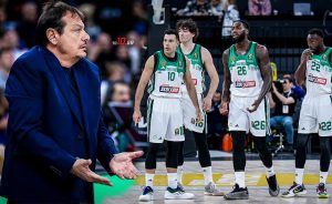 &Pi;&alpha;&nu;&alpha;&theta;&eta;&nu;&alpha;ϊ&kappa;ό&sigmaf;: &Tau;&omicron; &laquo;&mu;&alpha;ύ&rho;&omicron; &kappa;&omicron;&upsilon;&tau;ί&raquo; &tau;&eta;&sigmaf; &sigma;&upsilon;&nu;&tau;&rho;&iota;&beta;ή&sigmaf; &kappa;&alpha;&iota; &eta; ώ&rho;&alpha; &tau;&omega;&nu; &alpha;&pi;&omicron;&phi;ά&sigma;&epsilon;&omega;&nu; (vids)