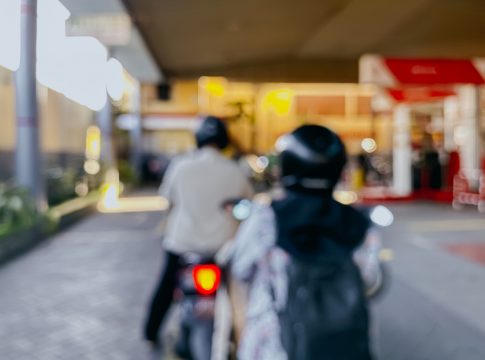 «Βενζίνη μόνο με κράνος»: Νέα πρωτοβουλία για τη μείωση των τροχαίων