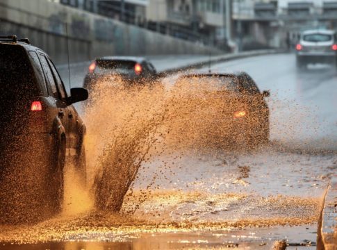 Προβλήματα από τις ισχυρές καταιγίδες στην Αττική – Πώς θα εξελιχθεί η κακοκαιρία τις επόμενες ώρες