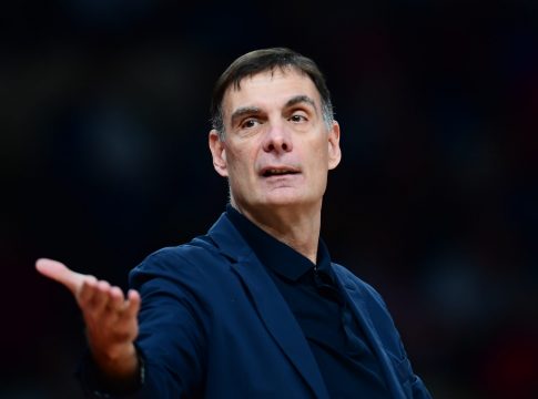 Απίθανη στιχομυθία Μπαρτζώκα με οπαδό στο ΣΕΦ: «Έλα να κοουτσάρεις εσύ» (vid)