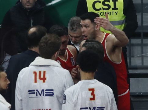 Ολυμπιακός: Ένταση ανάμεσα σε Μπαρτζώκα και Παπανικολάου (vid)