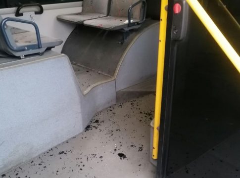 Πέραμα: Επεισόδιο με ανήλικους σε αστικό λεωφορείο – Πέταξαν πέτρα και τραυματίστηκε ένας επιβάτης