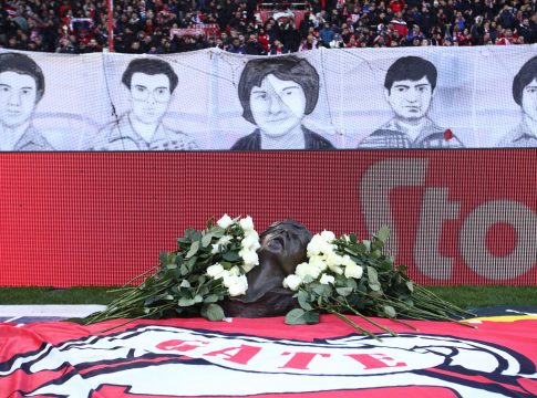 Ενός λεπτού σιγή στη μνήμη των θυμάτων της θύρας 7 -«Αδέρφια ζείτε εσείς μας οδηγείτε» (vid)