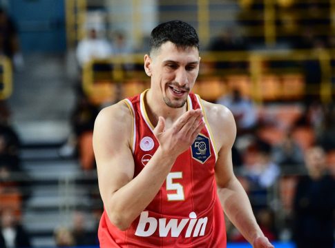 Λαρεντζάκης:«Αν είμαστε αυτοί που πρέπει όλα θα πάνε καλά» (vid)