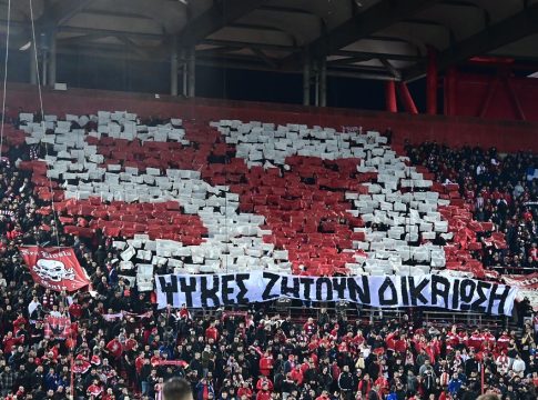 Ανατριχίλα στο Φάληρο: Πανό και 57 δευτερόλεπτα σιγής στο «Γ. Καραϊσκάκης» για τα Τέμπη! (pics)