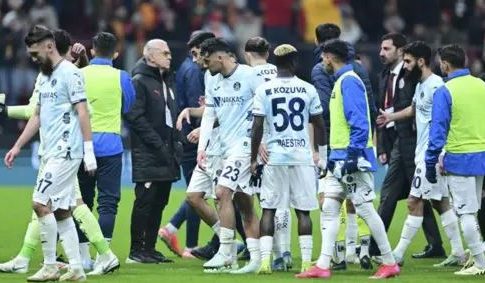 Η Αντάνα Ντέμιρσπορ αποχώρησε για πέναλτι-φάντασμα της Γαλατάσαραϊ – Η αντίδραση του Μουρίνιο (pics, vid)