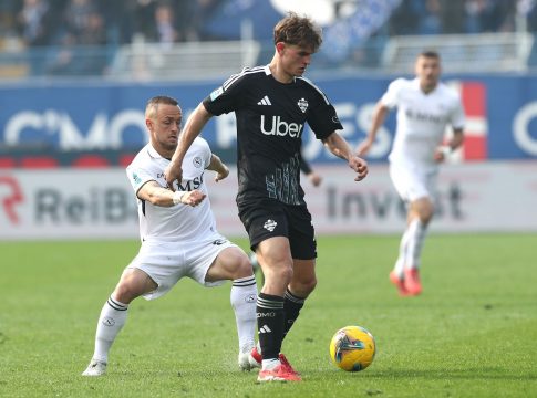 Κόμο – Νάπολι 2-1: Τη νίκησε και την «γκρέμισε» από την κορυφή