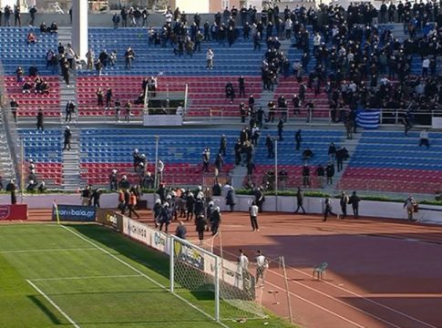 Άγρια επεισόδια μεταξύ οπαδών του Πανιωνίου και της Καλαμάτας – Συμπλοκές και τραυματισμός στις εξέδρες (vids)