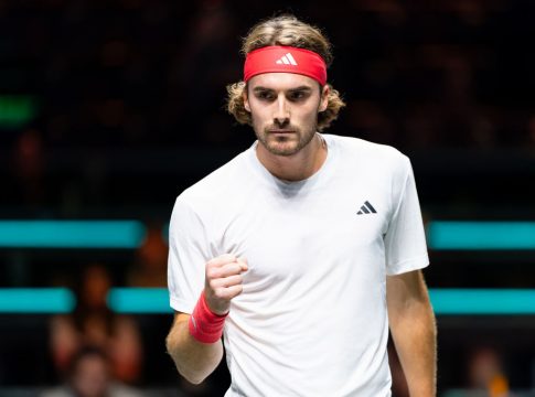 Πρόκριση στα προημιτελικά του Ρότερνταμ με ανατροπή για τον Τσιτσιπά (2-1, vid)