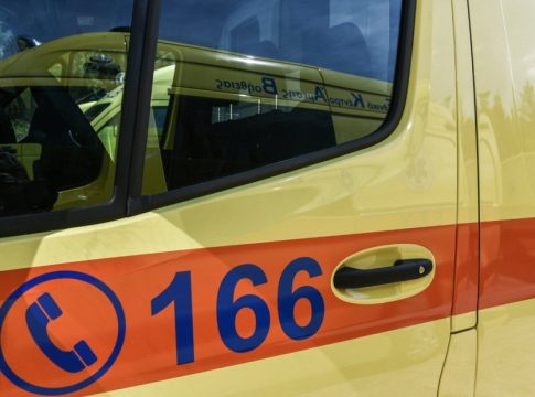 Θήβα: 63χρονος πέθανε στο πεζοδρόμιο περιμένοντας ασθενοφόρο από τη Λιβαδειά