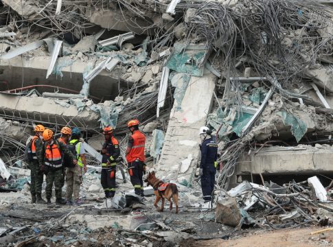 Σεισμός στη Μιανμάρ: Πάνω από 1.640 οι νεκροί,17 στην Μπανγκόκ – Μάχη με τον χρόνο για να βρεθούν επιζώντες
