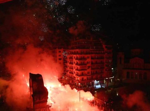Γιόρτασε έως τα ξημερώματα ο Άρης (vid)