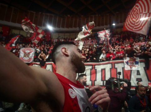 Βγήκαν τα… πινέλα: Η δημιουργία του πανό για τα 100 χρόνια από τους παίκτες του Ολυμπιακού (vid)