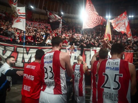 Πανηγύρισαν μαζί με τον κόσμο οι παίκτες του Ολυμπιακού