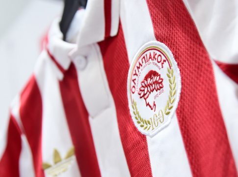 Ολυμπιακός: Με χρυσά γράμματα το όνομα και το νούμερο στην επετειακή φανέλα (pic)