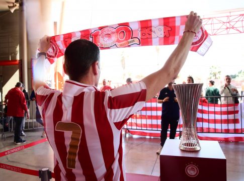 Ολυμπιακός: «Τρέλα» για τη συλλεκτική φανέλα: Ατελείωτες ουρές έξω από την μπουτίκ – Ξεκίνησε η γιορτή για τα 100 χρόνια (pics, vids)