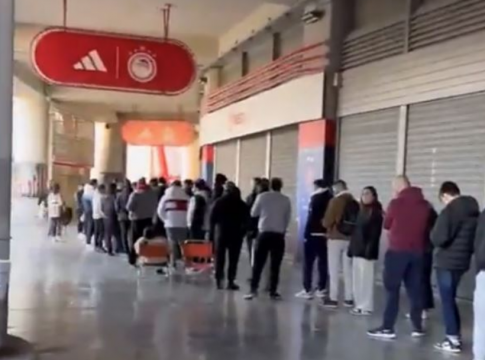 Χαμός στην μπουτίκ του Καραϊσκάκης για την συλλεκτική εμφάνιση του Ολυμπιακού
