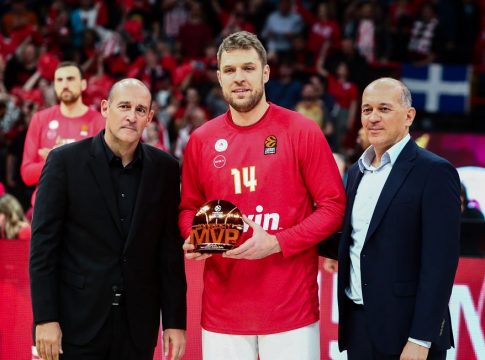 Οι Αγγελόπουλοι παρέδωσαν στον Βεζένκοφ το βραβείο του MVP Ιανουαρίου (pic)