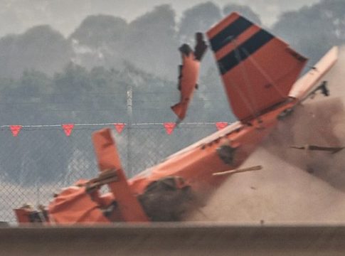 Αεροσκάφος συνετρίβη σε επίδειξη – Η σοκαριστική στιγμή της πτώσης