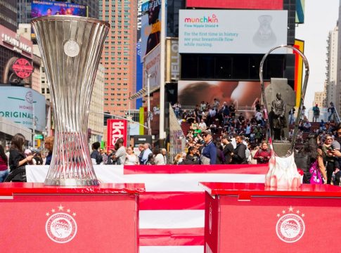 Στην Times Square τα δύο ευρωπαϊκά τρόπαια του Ολυμπιακού (vid)