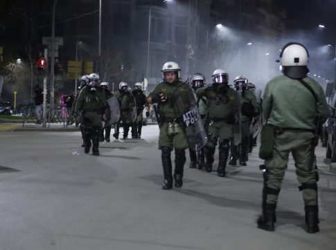 Xημικά και κρότου-λάμψης στη Θεσσαλονίκη μετά την πορεία για τα Τέμπη (vid)