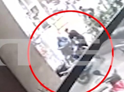 Ομόνοια: Βίντεο ντοκουμέντο από τη στιγμή που μεταφέρουν νεκρό τον 57χρονο άστεγο έξω από το εστιατόριο