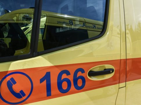 Άνδρας έπεσε από τον τρίτο όροφο πολυκατοικίας στην Αχαρνών