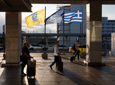 Φωτιά τώρα στο αεροδρόμιο «Ελευθέριος Βενιζέλος»: Επί ποδός η Πυροσβεστική