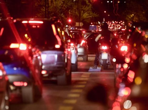 Καραμπόλα 3 οχημάτων στη λεωφόρο Βουλιαγμένης