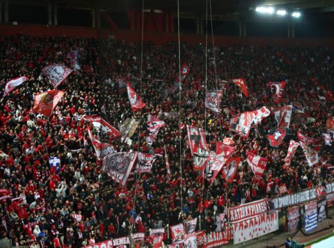 «Καμίνι» το Καραϊσκάκη, φανταστική ατμόσφαιρα στο ντέρμπι με τον Παναθηναϊκό
